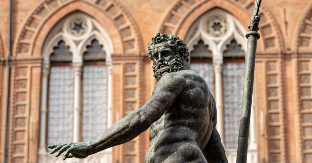 Fontana del Nettuno, 10 Things You Should NOT Miss in Italy, Nepture statue in Rome.