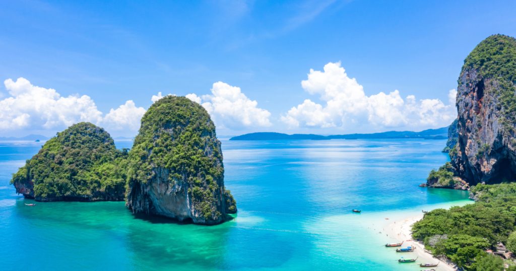 blue water in Thailand, big rocks in Thailand sea